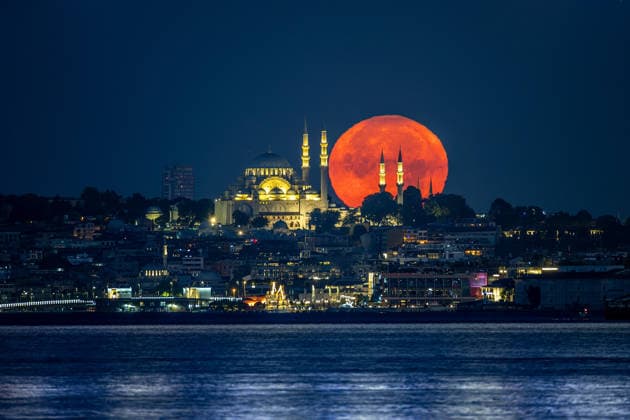 The full moon rises behind the Suleymaniye Mosque in Istanbul; Türkiye; July 29; 2026. ( Copyright: MelihxBagcix-xDepoxPhotos 19187234