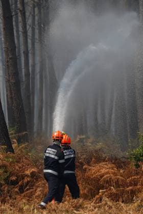 FIRE IN GIRONDE PHOTOPQR LE PARISIEN Olivier Corsan Lège-Cap-Ferret July 29, 2026 Lège-Cap-Ferret, Gironde, France, July 29, 2026 Firefighters battled all day in Sector 21 of Lège Cap Ferret against flare-ups from the Gironde fire, supported by members of the public GIRONDE FIRE July 29, 2026 Lège Cap Ferret, Gironde, France Firefighters battled all day in Sector 21 of Lège Cap Ferret against flare-ups from the Gironde fire, supported by members of the public Local Caption GIRONDE FIRE Lège Cap Ferret Gironde France  Copyright: xPHOTOPQR LExPARISIEN MAXPPPxOlivierxCorsanx 20260729LPA8054 20260729LPA8054