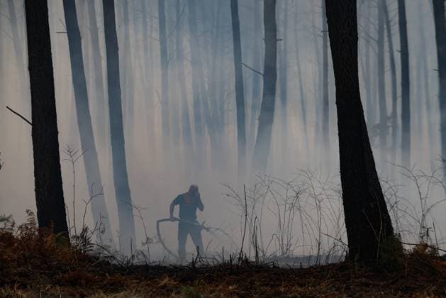 FIRE IN GIRONDE PHOTOPQR LE PARISIEN Olivier Corsan Lège-Cap-Ferret July 29, 2026 Lège-Cap-Ferret, Gironde, France, July 29, 2026 Firefighters battled all day in Sector 21 of Lège Cap Ferret against flare-ups from the Gironde fire, supported by members of the public GIRONDE FIRE July 29, 2026 Lège Cap Ferret, Gironde, France Firefighters battled all day in Sector 21 of Lège Cap Ferret against flare-ups from the Gironde fire, supported by members of the public Local Caption GIRONDE FIRE Lège Cap Ferret Gironde France  Copyright: xPHOTOPQR LExPARISIEN MAXPPPxOlivierxCorsanx 20260729LPA8060 20260729LPA8060