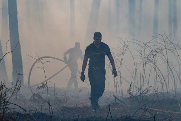 FIRE IN GIRONDE PHOTOPQR LE PARISIEN Olivier Corsan Lège-Cap-Ferret July 29, 2026 Lège-Cap-Ferret, Gironde, France, July 29, 2026 Firefighters battled all day in Sector 21 of Lège Cap Ferret against flare-ups from the Gironde fire, supported by members of the public GIRONDE FIRE July 29, 2026 Lège Cap Ferret, Gironde, France Firefighters battled all day in Sector 21 of Lège Cap Ferret against flare-ups from the Gironde fire, supported by members of the public Local Caption GIRONDE FIRE Lège Cap Ferret Gironde France  Copyright: xPHOTOPQR LExPARISIEN MAXPPPxOlivierxCorsanx 20260729LPA8062 20260729LPA8062
