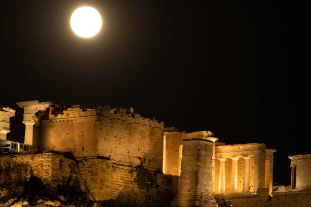 July 29, 2026, Athens, Athens, Greece: The July full Moon, known as the Buck Moon, is seen above the ancient Parthenon temple atop the Acropolis hill in Athens, Greece, on July 29, 2026. Athens Greece  - ZUMAa226 20260729_zip_a226_001 Copyright: xGiorgosxArapekosx