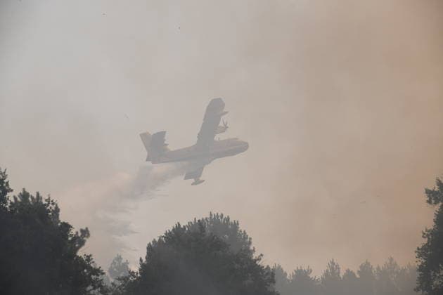 Firefighting efforts continue in Bordeaux BORDEAUX, FRANCE - JULY 29: A plane drops water as smoke from the fire area fills the sky while teams continue their efforts to extinguish the fire that broke out in the Lanton forest area from air and land in Bordeaux, France on July 29, 2026. Dragan Lekic Anadolu Bordeaux France. Editorial use only. Please get in touch for any other usage.  Copyright: x2026xAnadoluxDraganxLekicx