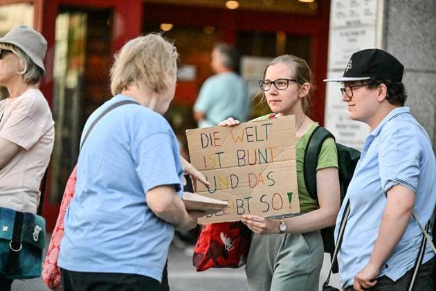 Mahnwache Queer in Herne ** NUR FÜR REDAKTIONELLE ZWECKE ** EDITORIAL USE ONLY **<p>Queer in Herne veranstaltet eine am Mittwoch, 29. Juli 2026 Mahnwache am Robert-Brauner-Platz in Herne anlässlich des Anschlages auf der CSD in Berlin. Deutschland NRW Herne Copyright: VladimirxWegener *** Queer Vigil in Herne ** FOR EDITORIAL USE ONLY ** EDITORIAL USE ONLY ** p Queer in Herne is organizing a vigil on Wednesday, July 29, 2026, at Robert Brauner Platz in Herne in response to the attack at the CSD in Berlin, Germany (North Rhine-Westphalia, Herne). Copyright VladimirxWegener Copyright: VladimirxWegener doc86xiz6p9cg01hffpuvxb ,EDITORIAL USE ONLY