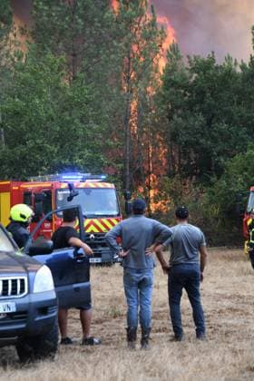Wildfire response continues in Bordeaux BORDEAUX, FRANCE - JULY 29: Extinguishing efforts contine after a wildfire broke out in Lanton, Gironde near Bordeaux, France, following a massive wildfire on July 29, 2026. Volunteers and rescue workers gather nearby to eat and rest as emergency response operations continue in the affected areas. Dragan Lekic Anadolu Bordeaux France. Editorial use only. Please get in touch for any other usage.  Copyright: x2026xAnadoluxDraganxLekicx