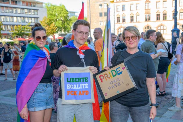 Berlin, Anschlag auf den Christopher Street Day, Mahnwache in Dortmund auf dem Friedensplatz 29.07.2026, Mahnwache slado, 29.07.2026 CSD v.l. Anja Brüll, Tobias Panthel Werner, Marie Zitterbart, sind Teil der queeren Community und wollen ihre Betroffenheit zeigen. Dortmund Friedensplatz Dortmund NRW Deutschland *** July 29, 2026, Slado Vigil; July 29, 2026 CSD—Anja Brüll, Tobias Panthel Werner, and Marie Zitterbart are part of the queer community and want to show their solidarity. Dortmund Friedensplatz, Dortmund, North Rhine-Westphalia, Germany