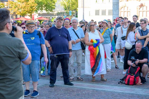 Berlin, Anschlag auf den Christopher Street Day, Mahnwache in Dortmund auf dem Friedensplatz 29.07.2026, Mahnwache slado, 29.07.2026 CSD Teilnehmende bei der Mahnwache bei der Begrüßungsrede Dortmund Friedensplatz Dortmund NRW Deutschland *** July 29, 2026, Slado Vigil, July 29, 2026 CSD Participants at the vigil during the welcome speech at Friedensplatz in Dortmund, North Rhine-Westphalia, Germany