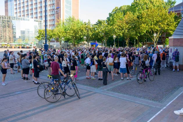 Berlin, Anschlag auf den Christopher Street Day, Mahnwache in Dortmund auf dem Friedensplatz 29.07.2026, Mahnwache slado, 29.07.2026 CSD Etwa 350 Teilnehmende bei der Mahnwache Dortmund Friedensplatz Dortmund NRW Deutschland *** July 29, 2026, Slado Vigil, July 29, 2026 CSD Approximately 350 participants at the vigil in Dortmund, Friedensplatz, Dortmund, North Rhine-Westphalia, Germany