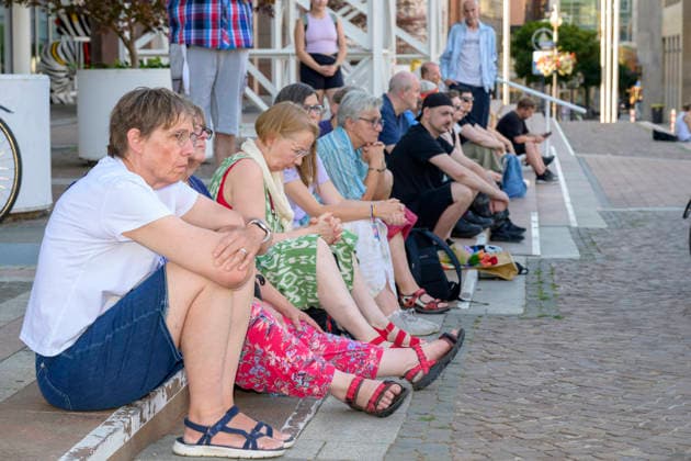 Berlin, Anschlag auf den Christopher Street Day, Mahnwache in Dortmund auf dem Friedensplatz 29.07.2026, Mahnwache slado, 29.07.2026 CSD Teilnehmende bei der Veranstaltung Dortmund Friedensplatz Dortmund NRW Deutschland *** July 29, 2026, Slado Vigil, July 29, 2026 CSD Participants at the event in Dortmund, Friedensplatz, Dortmund, North Rhine-Westphalia, Germany