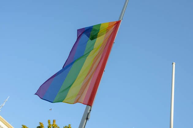 Berlin, Anschlag auf den Christopher Street Day, Mahnwache in Dortmund auf dem Friedensplatz 29.07.2026, Mahnwache slado, 29.07.2026 CSD Die Flagge auf Halbmast Dortmund Friedensplatz Dortmund NRW Deutschland *** July 29, 2026, Slado Vigil, July 29, 2026 CSD The flag at half-mast, Dortmund, Friedensplatz, Dortmund, North Rhine-Westphalia, Germany