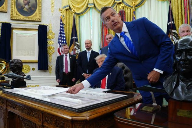 July 29, 2026, Washington, District Of Columbia, USA: United States Secretary of Transportation Sean Duffy points to a model of the new airport as United States President Donald J Trump makes an announcement in the Oval Office of the White House in Washington, DC, USA on Wednesday, July 29, 2026. The President is announcing a redesign and overhaul of Washington Dulles International Airport in Northern Virginia Washington USA  - ZUMAs152 20260729_faa_s152_015 Copyright: xAaronxSchwartzx-xPoolxviaxCNPx