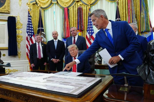 President Trump Announces Dulles Airport Redesign and Overhaul United States Secretary of Transportation Sean Duffy points to a model of the new airport as United States President Donald J Trump makes an announcement in the Oval Office of the White House in Washington, DC, USA on Wednesday, July 29, 2026. The President is announcing a redesign and overhaul of Washington Dulles International Airport in Northern Virginia. Credit: Aaron Schwartz Pool via CNP Washington District of Columbia United States of America EDITORIAL USE ONLY Copyright: xx DSC06392 AaronxSchwartzx-xPoolxviaxCNPx cnpphotos338514