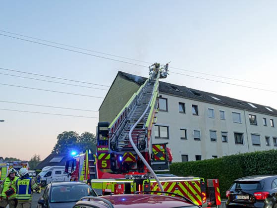 Wohunngsbrand in Lehrte Großaufgebot an Feuerwehr bei einem Wohnungsbrand in Lehrte im Knappenweg. *** Apartment Fire in Lehrte: Large-Scale Fire Department Response to an Apartment Fire on Knappenweg in Lehrte Copyright: xBerndxGüntherx