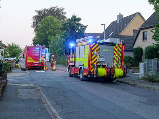 Wohunngsbrand in Lehrte Großaufgebot an Feuerwehr bei einem Wohnungsbrand in Lehrte im Knappenweg. *** Apartment Fire in Lehrte: Large-Scale Fire Department Response to an Apartment Fire on Knappenweg in Lehrte Copyright: xBerndxGüntherx