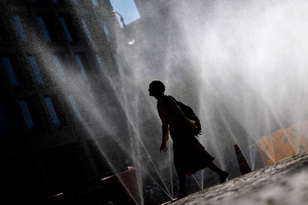 Passanten erfrischen sich an Wasserfontänen, die von der Stadt Köln im Rahmen der Hitzeaktion Cooling Cologne auf dem Rudolfplatz ausgelegt wurden. Erneut stöhnt das Land unter einer Hitzewelle. Die Stadt warnt bereits vor den hohen Temperaturen. (Themenbild, Symbolbild) Köln, 29.07.2026 NRW Deutschland *** Passersby cool off at water fountains set up by the City of Cologne on Rudolfplatz as part of the Cooling Cologne heatwave relief initiative. Once again, the region is reeling from a heat wave. The city has already issued warnings about the high temperatures. Featured image, stock photo: Cologne, July 29, 2026, North Rhine-Westphalia, Germany Copyright: xChristophxHardtx