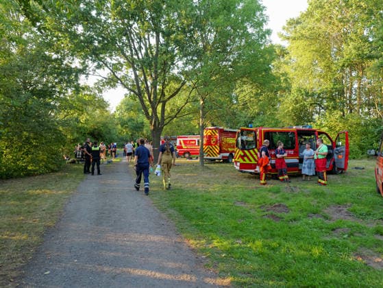 Personensuche am Schulenburger Südsee Feuerwehr und DLRG haben mit Rettungsbooten und Tauchern nach einem vermissten Schwimmer im Schulenburger Südsee gesucht. Gegen Anbend wurde die Suche eingestellt. *** Search for a Missing Person at Schulenburg s Südsee The fire department and the DLRG searched for a missing swimmer in Schulenburg s Südsee using rescue boats and divers. The search was called off in the evening. Copyright: xBerndxGüntherx