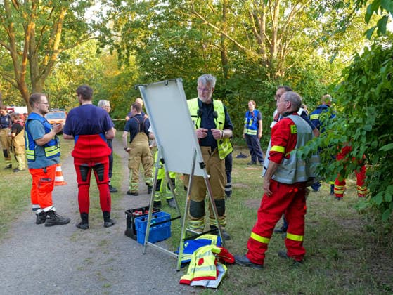 Personensuche am Schulenburger Südsee Vom Ufer aus wird der Sucheinsatz koordiniert. *** Search for a missing person at Schulenburg s Südsee; the search operation is being coordinated from the shore Copyright: xBerndxGüntherx
