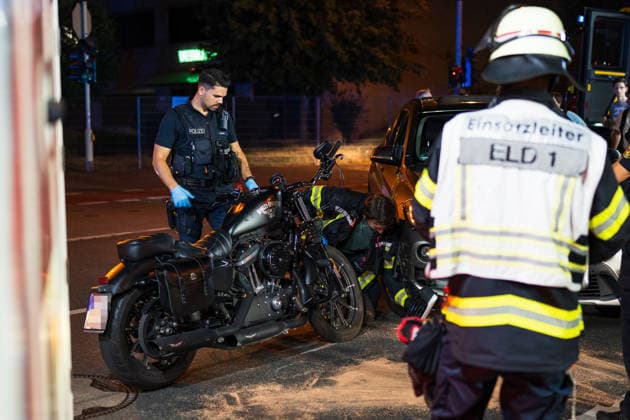 Harley Davidson kollidiert mit BMW Motorradfahrer verletzt Am 29.07.2026 kam es gegen 22:30 Uhr in Mainz-Weisenau zu einem Verkehrsunfall zwischen einem Harley Davidson Motorrad und einem BMW. Der Unfall ereignete sich an der Kreuzung Emy-Roeder-Straße und Alte Mainzer Straße. Zum Einsatz kamen die Berufsfeuerwehr Mainz und die Freiwillige Feuerwehr Hechtsheim mit insgesamt 16 Einsatzkräften. Der verletzte Motorradfahrer wurde schonend in den Rettungswagen verladen und ins Krankenhaus gebracht. Nahezu zeitgleich ereignete sich ein weiterer Unfall auf der A60, der von der Feuerwache 1 abgearbeitet wurde. Mainz Weisenau Rheinland-Pfalz Deutschland *** Harley-Davidson Collides with BMW; Motorcyclist Injured On July 29, 2026, at around 1