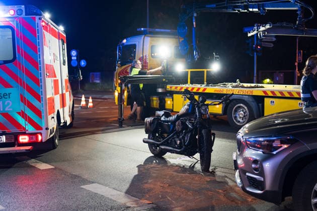 Harley Davidson kollidiert mit BMW Motorradfahrer verletzt Am 29.07.2026 kam es gegen 22:30 Uhr in Mainz-Weisenau zu einem Verkehrsunfall zwischen einem Harley Davidson Motorrad und einem BMW. Der Unfall ereignete sich an der Kreuzung Emy-Roeder-Straße und Alte Mainzer Straße. Zum Einsatz kamen die Berufsfeuerwehr Mainz und die Freiwillige Feuerwehr Hechtsheim mit insgesamt 16 Einsatzkräften. Der verletzte Motorradfahrer wurde schonend in den Rettungswagen verladen und ins Krankenhaus gebracht. Nahezu zeitgleich ereignete sich ein weiterer Unfall auf der A60, der von der Feuerwache 1 abgearbeitet wurde. Mainz Weisenau Rheinland-Pfalz Deutschland *** Harley-Davidson Collides with BMW; Motorcyclist Injured On July 29, 2026, at around 1