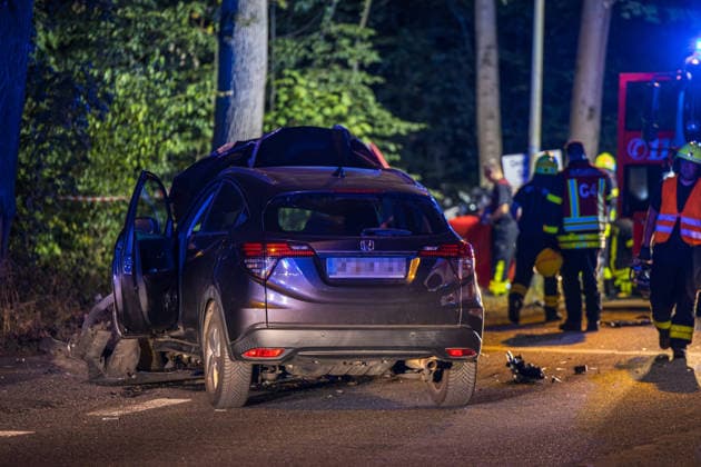 Tödlicher Unfall auf Waldstrecke Am 29.07.2026 kam es gegen 21 Uhr auf der Isenburger Schneise im Frankfurter Oberwald zwischen Frankfurt am Main und Neu-Isenburg zu einem schweren Verkehrsunfall zwischen einem Honda SUV und einer Mercedes-Benz Limousine. Nach Angaben der Feuerwehr Frankfurt wurde eine Person tödlich verletzt, drei weitere Personen schwer. Die Mercedes-Benz Limousine prallte gegen einen Baum und wurde total zerstört, mindestens eine eingeklemmte Person musste von der Feuerwehr befreit werden. Eine Person wurde reanimiert und schwerstverletzt in ein Krankenhaus gebracht. Die Straße war voll gesperrt, die Polizei ermittelte den Unfallhergang, auf Anordnung der Staatsanwaltschaft wurde ein Gutachter eingesetzt. Frankfurt a