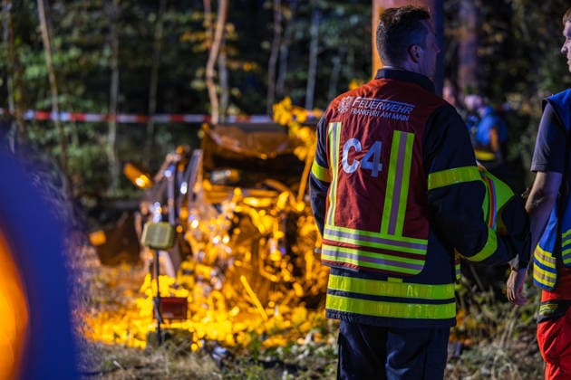 Tödlicher Unfall auf Waldstrecke Am 29.07.2026 kam es gegen 21 Uhr auf der Isenburger Schneise im Frankfurter Oberwald zwischen Frankfurt am Main und Neu-Isenburg zu einem schweren Verkehrsunfall zwischen einem Honda SUV und einer Mercedes-Benz Limousine. Nach Angaben der Feuerwehr Frankfurt wurde eine Person tödlich verletzt, drei weitere Personen schwer. Die Mercedes-Benz Limousine prallte gegen einen Baum und wurde total zerstört, mindestens eine eingeklemmte Person musste von der Feuerwehr befreit werden. Eine Person wurde reanimiert und schwerstverletzt in ein Krankenhaus gebracht. Die Straße war voll gesperrt, die Polizei ermittelte den Unfallhergang, auf Anordnung der Staatsanwaltschaft wurde ein Gutachter eingesetzt. Frankfurt a
