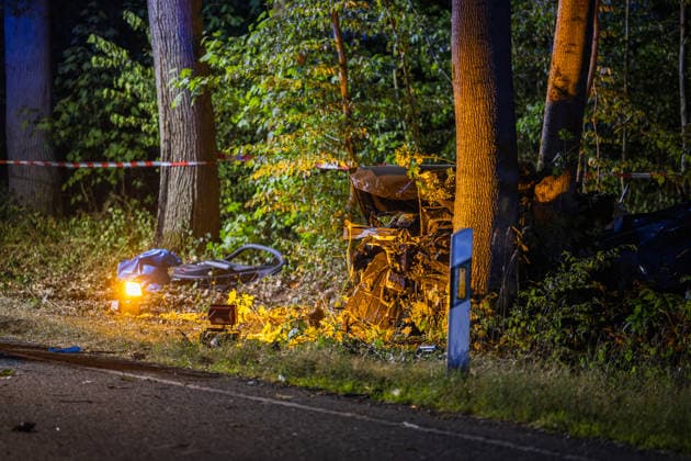 Tödlicher Unfall auf Waldstrecke Am 29.07.2026 kam es gegen 21 Uhr auf der Isenburger Schneise im Frankfurter Oberwald zwischen Frankfurt am Main und Neu-Isenburg zu einem schweren Verkehrsunfall zwischen einem Honda SUV und einer Mercedes-Benz Limousine. Nach Angaben der Feuerwehr Frankfurt wurde eine Person tödlich verletzt, drei weitere Personen schwer. Die Mercedes-Benz Limousine prallte gegen einen Baum und wurde total zerstört, mindestens eine eingeklemmte Person musste von der Feuerwehr befreit werden. Eine Person wurde reanimiert und schwerstverletzt in ein Krankenhaus gebracht. Die Straße war voll gesperrt, die Polizei ermittelte den Unfallhergang, auf Anordnung der Staatsanwaltschaft wurde ein Gutachter eingesetzt. Frankfurt a