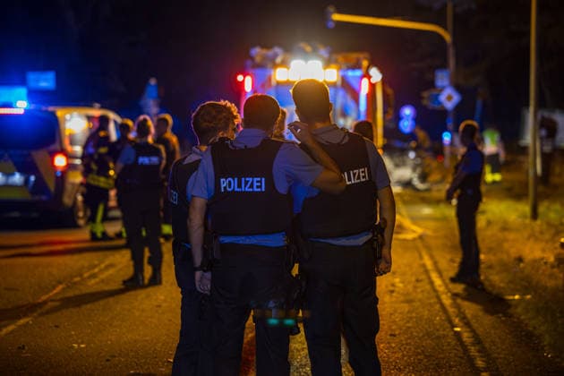 Tödlicher Unfall auf Waldstrecke Am 29.07.2026 kam es gegen 21 Uhr auf der Isenburger Schneise im Frankfurter Oberwald zwischen Frankfurt am Main und Neu-Isenburg zu einem schweren Verkehrsunfall zwischen einem Honda SUV und einer Mercedes-Benz Limousine. Nach Angaben der Feuerwehr Frankfurt wurde eine Person tödlich verletzt, drei weitere Personen schwer. Die Mercedes-Benz Limousine prallte gegen einen Baum und wurde total zerstört, mindestens eine eingeklemmte Person musste von der Feuerwehr befreit werden. Eine Person wurde reanimiert und schwerstverletzt in ein Krankenhaus gebracht. Die Straße war voll gesperrt, die Polizei ermittelte den Unfallhergang, auf Anordnung der Staatsanwaltschaft wurde ein Gutachter eingesetzt. Frankfurt a