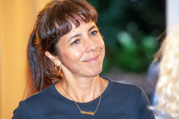 Elif Eralp, Linken-Spitzenkandidatin zur Abgeordnetenhauswahl, Podiumsdiskussion in Dahlem, Goldkettchen Mietendeckel, Mittwochabend, Berlin, 29. Juli 2026 Deutschland, Berlin, 29. Juli 2026, Elif Eralp, Linken-Spitzenkandidatin zur Abgeordnetenhauswahl, mit Goldkettchen und Buchstaben Mietendeckel, öffentliche Podiumsdiskussion zum Thema: Ist die Wehrhafte Demokratie nur ein Lippenbekenntnis?, AfD-Verbot, mit den SpitzenkandidatInnen der Parteien, veranstaltet vom Bündnis Südwest Weltoffen, Gemeindehaus der Evangelischen Kirche Dahlem, *** Elif Eralp, The Left’s lead candidate for the House of Representatives election, panel discussion in Dahlem, gold chain with rent cap letters, Wednesday evening, Berlin, July 29, 2026, Germany, Berl
