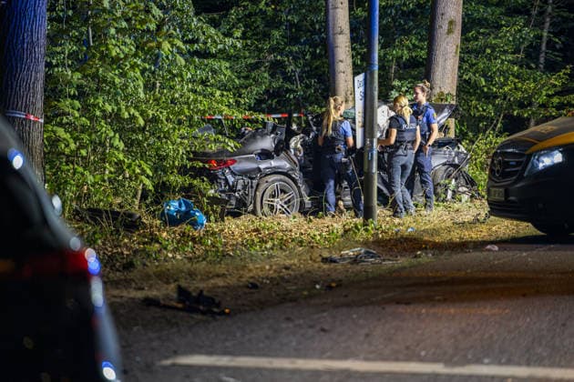 Tödlicher Unfall auf Waldstrecke Am 29.07.2026 kam es gegen 21 Uhr auf der Isenburger Schneise im Frankfurter Oberwald zwischen Frankfurt am Main und Neu-Isenburg zu einem schweren Verkehrsunfall zwischen einem Honda SUV und einer Mercedes-Benz Limousine. Nach Angaben der Feuerwehr Frankfurt wurde eine Person tödlich verletzt, drei weitere Personen schwer. Die Mercedes-Benz Limousine prallte gegen einen Baum und wurde total zerstört, mindestens eine eingeklemmte Person musste von der Feuerwehr befreit werden. Eine Person wurde reanimiert und schwerstverletzt in ein Krankenhaus gebracht. Die Straße war voll gesperrt, die Polizei ermittelte den Unfallhergang, auf Anordnung der Staatsanwaltschaft wurde ein Gutachter eingesetzt. Frankfurt a