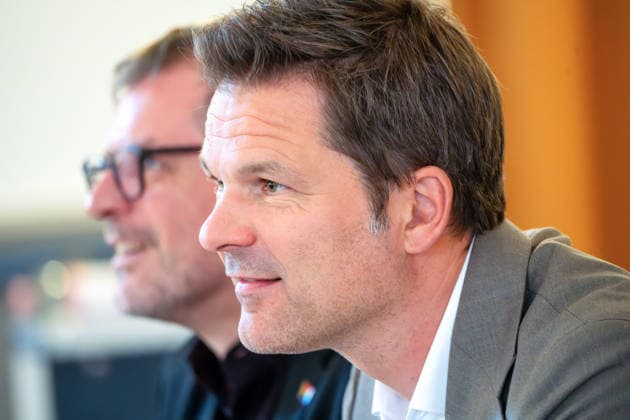 Werner Graf, Steffen Krach, Spitzenkandidaten ihrer Parteien zur Abgeordnetenhauswahl, Podiumsdiskussion in Dahlem, Mittwochabend, Berlin, 29. Juli 2026 Deutschland, Berlin, 29. Juli 2026, Steffen Krach, SPD, (vorne rechts), Werner Graf, Die Grünen, Spitzenkandidaten ihrer Parteien zur Abgeordnetenhauswahl, öffentliche Podiumsdiskussion zum Thema: Ist die Wehrhafte Demokratie nur ein Lippenbekenntnis?, AfD-Verbot, veranstaltet vom Bündnis Südwest Weltoffen, Gemeindehaus der Evangelischen Kirche Dahlem, *** Werner Graf, Steffen Krach, their parties’ top candidates for the House of Representatives election, panel discussion in Dahlem, Wednesday evening, Berlin, July 29, 2026; Germany, Berlin, July 29, 2026; Steffen Krach, SPD, front righ