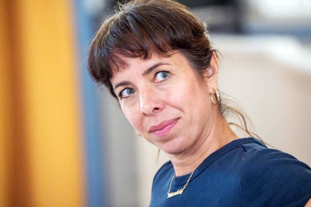 Elif Eralp, Linken-Spitzenkandidatin zur Abgeordnetenhauswahl, Podiumsdiskussion in Dahlem, Mittwochabend, Berlin, 29. Juli 2026 Deutschland, Berlin, 29. Juli 2026, Elif Eralp, Linken-Spitzenkandidatin zur Abgeordnetenhauswahl, mit Goldkettchen und Buchstaben Mietendeckel, im Gespräch mit einer Besucherin, öffentliche Podiumsdiskussion zum Thema: Ist die Wehrhafte Demokratie nur ein Lippenbekenntnis?, AfD-Verbot, mit den SpitzenkandidatInnen der Parteien, veranstaltet vom Bündnis Südwest Weltoffen, Gemeindehaus der Evangelischen Kirche Dahlem, *** Elif Eralp, The Left’s lead candidate for the House of Representatives election, panel discussion in Dahlem, Wednesday evening, Berlin, July 29, 2026 Germany, Berlin, July 29, 2026, Elif Eralp