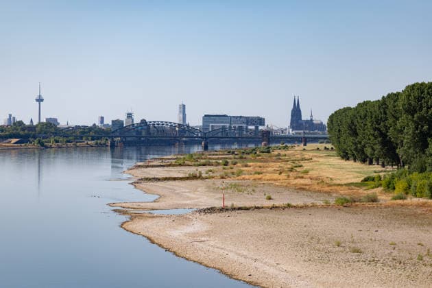 Niedrigwasser am Rhein bei Köln-Rodenkirchen Anhaltende Hitzewelle in NRW: Der Pegel Köln liegt bei 70 cm nur noch 1 cm über dem historischen Tiefstwert von 69 cm vom 23. Oktober 2018. Blick von der Rheinbrücke Köln-Rodenkirchen (Rodenkirchener Brücke, A4) auf das freiliegende Flussbett des Rheins Richtung Köln mit dem Fernsehturm Colonius, den drei Kranhäusern und dem Kölner Dom Köln Nordrhein-Westfalen Deutschland *** Low water levels on the Rhine near Cologne-Rodenkirchen; ongoing heat wave in North Rhine-Westphalia. The water level at Cologne is 70 cm—just 1 cm above the all-time low of 69 cm recorded on October 23, 2018. View from the Rhine Bridge in Cologne-Rodenkirchen; Rodenkirchen Bridge, A4, looking toward Cologne a Copyright: xMarcxJohnx