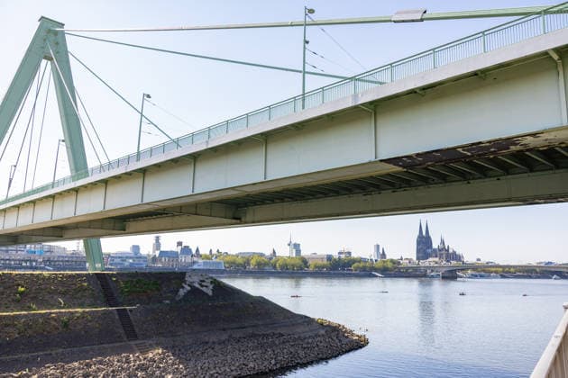 Niedrigwasser am Rhein bei der Kölner Severinsbrücke Anhaltende Hitzewelle in NRW: Der Pegel Köln liegt bei 70 cm nur 1 cm über dem historischen Tiefstwert von 69 cm vom 23. Oktober 2018. Blick auf die Kölner Severinsbrücke, die seit 1959 mit ihrem markanten einzelnen Schrägseil-Pylon die Altstadt-Süd mit Deutz verbindet, über dem freiliegenden Flussbett des Rheins. Köln Nordrhein-Westfalen Deutschland *** Low water levels on the Rhine near Cologne’s Severinsbrücke; ongoing heat wave in North Rhine-Westphalia. The water level at Cologne is 70 cm, just 1 cm above the all-time low of 69 cm recorded on October 23, 2018. View of Cologne’s Severinsbrücke, which, with its distinctive single cable-stayed pylon, has connected the sou Copyright: xMarcxJohnx