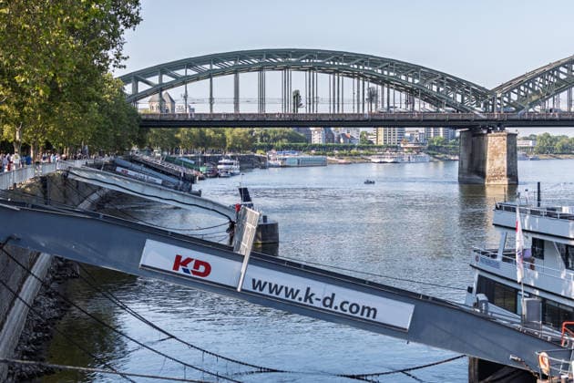 Niedrigwasser am Rhein in Köln Anhaltende Hitzewelle in NRW: Der Pegel Köln liegt bei 70 cm nur 1 cm über dem historischen Tiefstwert von 69 cm vom 23. Oktober 2018. Köln Nordrhein-Westfalen Deutschland *** Low Water Levels on the Rhine in Cologne; Ongoing Heat Wave in North Rhine-Westphalia; The water level at Cologne is 70 cm, just 1 cm above the all-time low of 69 cm recorded on October 23, 2018; Cologne, North Rhine-Westphalia, Germany Copyright: xMarcxJohnx