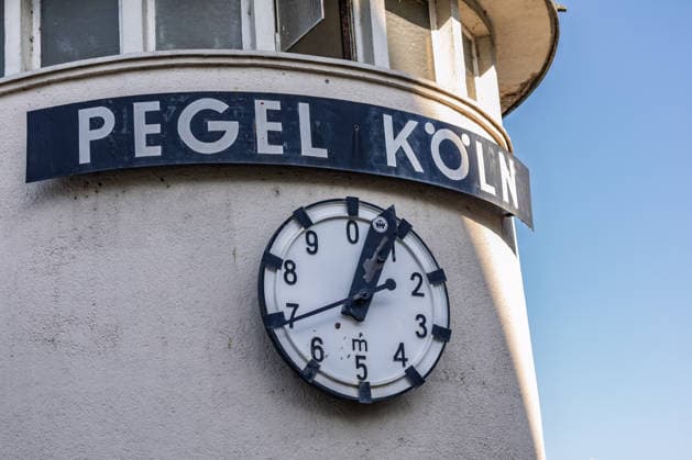 Pegelhaus Pegel Köln bei Niedrigwasser Das historische Pegelhaus Pegel Köln misst den Wasserstand des Rheins in der Kölner Altstadt aktuell 70 cm und damit nur 1 cm über dem bisherigen historischen Tiefstwert von 69 cm vom 23. Oktober 2018. Anhaltende Hitzewelle und Trockenheit in NRW lassen den Rhein weiter sinken. Köln Nordrhein-Westfalen Deutschland *** Cologne Water Level Station During Low Water: The historic Cologne Water Level Station is currently measuring the water level of the Rhine in Cologne’s Old Town at 70 cm—just 1 cm above the previous all-time low of 69 cm recorded on October 23, 2018. A persistent heat wave and drought in North Rhine-Westphalia are causing the Rhine to drop further. Cologne, North Rhi Copyright: xMarcxJohnx