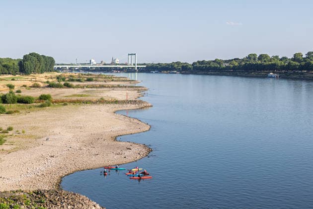 Niedrigwasser am Rhein: Blick von der Kölner Südbrücke Richtung Rodenkirchen Anhaltende Hitzewelle in NRW: Der Pegel Köln liegt bei 70 cm nur 1 cm über dem historischen Tiefstwert von 69 cm vom 23. Oktober 2018. Blick von der Kölner Südbrücke (Eisenbahnbrücke, Baujahr 1910) rheinaufwärts Richtung Süden, im Hintergrund die Rheinbrücke Köln-Rodenkirchen (A4). Köln Nordrhein-Westfalen Deutschland *** Low water levels on the Rhine; view from Cologne’s Südbrücke toward Rodenkirchen; ongoing heat wave in North Rhine-Westphalia; the water level at Cologne is 70 cm, just 1 cm above the all-time low of 69 cm recorded on October 23, 2018; view from Cologne’s Südbrücke; railroad bridge, built in 1910, looking upstream toward the sou Copyright: xMarcxJohnx