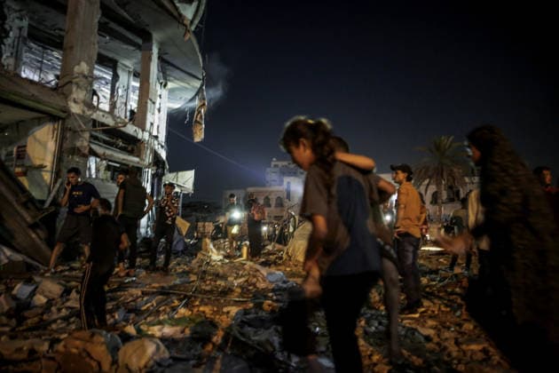 Israeli army continues attacks on civilian homes in Gaza GAZA CITY, GAZA STRIP, PALESTINE - JULY 30: Firefighters respond to a fire in a damaged building near Al-Ahli (Baptist) Hospital after an Israeli strike in eastern Gaza City, Gaza Strip, Palestine on July 30, 2026. According to local sources, the strike targeted the building near the hospital following a renewed ceasefire violation, causing damage and igniting a fire. Saeed M. M. T. Jaras Anadolu Gaza City Gaza. Editorial use only. Please get in touch for any other usage.  Copyright: x2026xAnadoluxSaeedxM.xM.xT.xJarasx