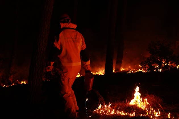 Firefighters continue battling wildfire in southwestern France LEGE-CAP-FERRET, FRANCE - JULY 29: Flames spread through the Grand Crohot forest during a controlled burn carried out near Lege-Cap-Ferret, southwestern France, on July 29, 2026. The operation was conducted as part of wildfire prevention measures following recent blazes in the region. Mohamad Salaheldin Abdelghani Alsayed Anadolu Lege-Cap-Ferret France. Editorial use only. Please get in touch for any other usage.  Copyright: x2026xAnadoluxMohamadxSalaheldinxAbdelghanixAlsayedx