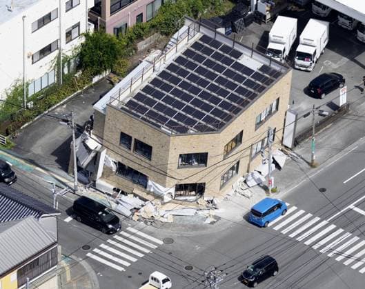 Aftermath of strong earthquake in Kumamoto Photo taken from a Kyodo News helicopter on July 29, 2026, shows a collapsed building in Yatsushiro, Kumamoto Prefecture, a day after a powerful earthquake struck the southwestern Japan prefecture and its vicinity.  A14AA0005624560P