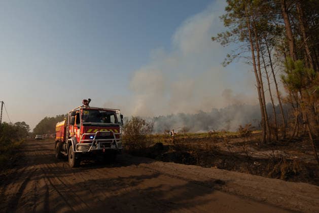 Wildfire Near Le Temple - Gironde A fire engine stands on a forest road as smoke rises from the wildfire near Le Temple, Gironde, southwestern France, on July 29, 2026. Burned vegetation and active smoke illustrate the scale of the wildfire as firefighters continue suppression operations.  Copyright: xSaptexFabrice ABACAx