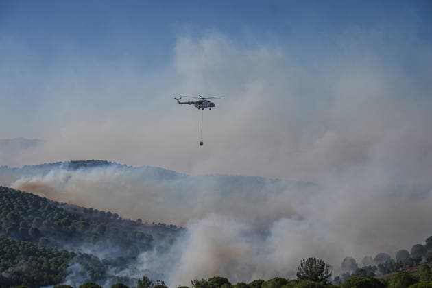Firefighters battle forest fire for second day in Balikesir s Gomec district BALIKESIR, TURKIYE - JULY 30: Aerial and ground firefighting operations continue for a second day to contain a forest fire in the Gomec district of Balikesir, Turkiye, on July 30, 2026. Sergen Sezgin Anadolu Balikesir Turkey. Editorial use only. Please get in touch for any other usage.  Copyright: x2026xAnadoluxSergenxSezginx