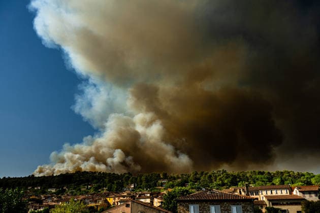 Wildfire Threatens Village Of Camps-la-Source France, Camps-la-Source, July 29, 2026 Several wildfires are affecting the southern part of Brignoles and threatening the village of Camps-la-Source, while the neighborhoods of Pelicon and Tombarel are subject to an evacuation order issued by the Var Prefecture to the Brignoles Exhibition Hall in Camps-la-Source, France, on July 29, 2026. Photo by Laurent Coust ABACAPRESS.COM Camps-la-Source France  Copyright: xCoustxLaurent ABACAx
