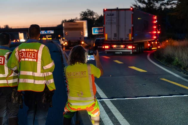 Person wird auf Autobahn von LKW erfasst und schwerst verletzt Am 30.07.2026 kam es gegen 03:40 Uhr auf der Autobahn A60 bei Rüsselsheim am Main zu einem schweren Verkehrsunfall, bei dem ein 38-jähriger Mann lebensgefährlich verletzt wurde. Nach ersten Erkenntnissen überquerte der Mann aus ungeklärter Ursache die Fahrbahn im Baustellenbereich und wurde von einem Lkw erfasst, der von einem 55-jährigen Mann geführt wurde. Der 38-Jährige erlitt schwerste Verletzungen und wurde nach notärztlicher Erstversorgung mit einem Rettungshubschrauber in ein Krankenhaus gebracht. Auf Anordnung der Staatsanwaltschaft wurde zur Klärung des Unfallhergangs ein Unfallsachverständiger hinzugezogen. Quelle: Polizeipräsidium Südhessen. Rüsselsheim