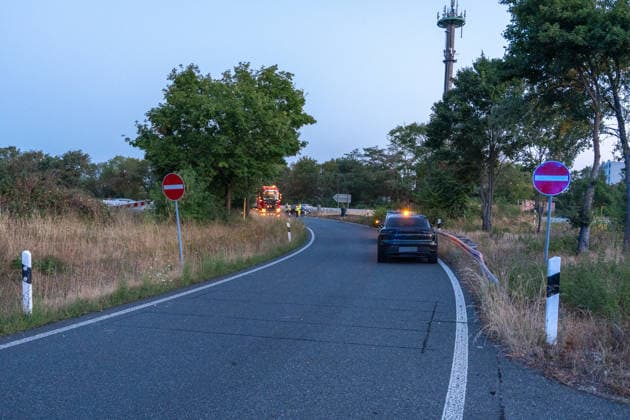 Person wird auf Autobahn von LKW erfasst und schwerst verletzt Am 30.07.2026 kam es gegen 03:40 Uhr auf der Autobahn A60 bei Rüsselsheim am Main zu einem schweren Verkehrsunfall, bei dem ein 38-jähriger Mann lebensgefährlich verletzt wurde. Nach ersten Erkenntnissen überquerte der Mann aus ungeklärter Ursache die Fahrbahn im Baustellenbereich und wurde von einem Lkw erfasst, der von einem 55-jährigen Mann geführt wurde. Der 38-Jährige erlitt schwerste Verletzungen und wurde nach notärztlicher Erstversorgung mit einem Rettungshubschrauber in ein Krankenhaus gebracht. Auf Anordnung der Staatsanwaltschaft wurde zur Klärung des Unfallhergangs ein Unfallsachverständiger hinzugezogen. Quelle: Polizeipräsidium Südhessen. Rüsselsheim