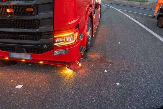 Person wird auf Autobahn von LKW erfasst und schwerst verletzt Am 30.07.2026 kam es gegen 03:40 Uhr auf der Autobahn A60 bei Rüsselsheim am Main zu einem schweren Verkehrsunfall, bei dem ein 38-jähriger Mann lebensgefährlich verletzt wurde. Nach ersten Erkenntnissen überquerte der Mann aus ungeklärter Ursache die Fahrbahn im Baustellenbereich und wurde von einem Lkw erfasst, der von einem 55-jährigen Mann geführt wurde. Der 38-Jährige erlitt schwerste Verletzungen und wurde nach notärztlicher Erstversorgung mit einem Rettungshubschrauber in ein Krankenhaus gebracht. Auf Anordnung der Staatsanwaltschaft wurde zur Klärung des Unfallhergangs ein Unfallsachverständiger hinzugezogen. Quelle: Polizeipräsidium Südhessen. Rüsselsheim