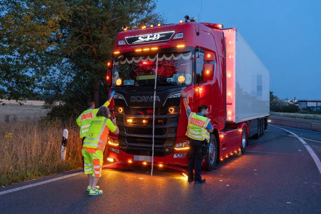 Person wird auf Autobahn von LKW erfasst und schwerst verletzt Am 30.07.2026 kam es gegen 03:40 Uhr auf der Autobahn A60 bei Rüsselsheim am Main zu einem schweren Verkehrsunfall, bei dem ein 38-jähriger Mann lebensgefährlich verletzt wurde. Nach ersten Erkenntnissen überquerte der Mann aus ungeklärter Ursache die Fahrbahn im Baustellenbereich und wurde von einem Lkw erfasst, der von einem 55-jährigen Mann geführt wurde. Der 38-Jährige erlitt schwerste Verletzungen und wurde nach notärztlicher Erstversorgung mit einem Rettungshubschrauber in ein Krankenhaus gebracht. Auf Anordnung der Staatsanwaltschaft wurde zur Klärung des Unfallhergangs ein Unfallsachverständiger hinzugezogen. Quelle: Polizeipräsidium Südhessen. Rüsselsheim