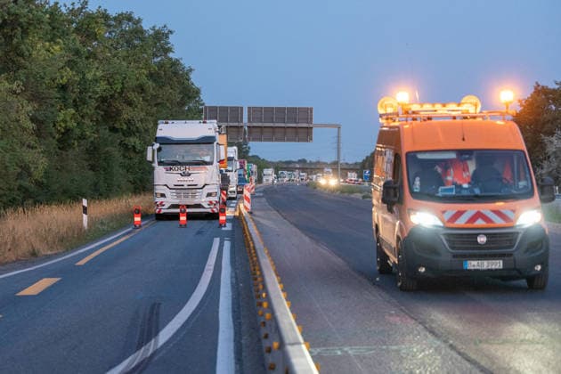 Person wird auf Autobahn von LKW erfasst und schwerst verletzt Am 30.07.2026 kam es gegen 03:40 Uhr auf der Autobahn A60 bei Rüsselsheim am Main zu einem schweren Verkehrsunfall, bei dem ein 38-jähriger Mann lebensgefährlich verletzt wurde. Nach ersten Erkenntnissen überquerte der Mann aus ungeklärter Ursache die Fahrbahn im Baustellenbereich und wurde von einem Lkw erfasst, der von einem 55-jährigen Mann geführt wurde. Der 38-Jährige erlitt schwerste Verletzungen und wurde nach notärztlicher Erstversorgung mit einem Rettungshubschrauber in ein Krankenhaus gebracht. Auf Anordnung der Staatsanwaltschaft wurde zur Klärung des Unfallhergangs ein Unfallsachverständiger hinzugezogen. Quelle: Polizeipräsidium Südhessen. Rüsselsheim