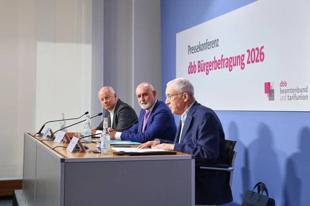 Berlin, Deutschland, 30.07.2026: Haus der Bundespressekonferenz: Pressekonferenz: dbb beamtenbund und tarifunion - Bürgerbefragung öffentlicher Dienst 2026: Frankt Zitka, dbb Pressesprecher, Volker Geer, dbb Bundesvorsitzender, Manfred Güllner, Forsa Beiratsvorsitzender *** Berlin, Germany, July 30, 2026, Federal Press Conference Center, Press Conference: dbb Civil Servants’ Federation and Collective Bargaining Union, 2026 Public Service Citizen Survey, Frankt Zitka, dbb Press Spokesperson, Volker Geer, dbb Federal Chairman, Manfred Güllner, Forsa Advisory Board Chairman Copyright: xdtsxNachrichtenagenturx dts_128971