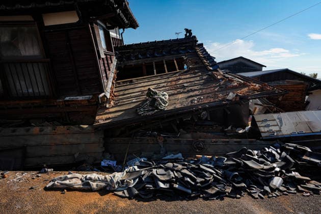 (260730) -- KUMAMOTO, July 30, 2026 -- This photo taken on July 30, 2026 shows damaged houses in Kumamoto Prefecture, Japan. The death toll from a powerful earthquake that struck Japan s Kumamoto Prefecture has risen to 34, the prefectural government said Thursday. ) (SpotNews) JAPAN-KUMAMOTO-EARTHQUAKE-DEATH TOLL JiaxHaocheng 