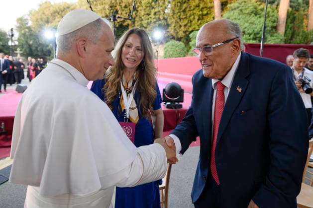 ITALY - POPE LEO XIV DURING A CONCERT IN BORGO LAUDATO SI , A 55-HECTARE EDUCATIONAL AND ENVIRONMENTAL CENTER, AT CASTEL GANDOLFO - 2026 7 29 Italy, Castel Gandolfo , Vatican, 2026 7 29 Pope Leo XIV stringe la mano a Rudolph Giuliani former mayor of New York during a concert in Borgo Laudato Si, a 55-hectare educational and environmental center, at Castel Gandolfo . EDITORIAL USE ONLY - NO BOOKS Copyright: xVATICANxMEDIAx
