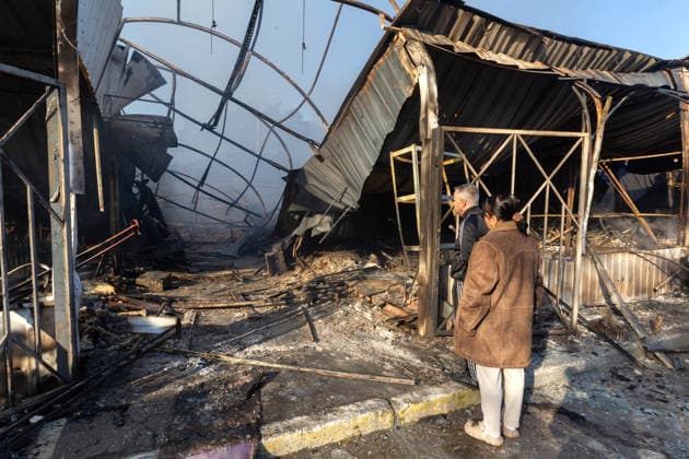 People look at the charred stalls of the Antykar market in Obolonskyi district, which caught fire following an overnight Russian missile strike, Kyiv, Ukraine, July 30, 2026. Debris fell on the market near the Pochaina metro station, igniting trading pavilions. The blaze covered an area of about 100 square metres. Traders’ goods were destroyed, leaving only burnt-out metal structures at the site. (Photo by Kyrylo Chubotin Ukrinform) Market in Kyiv catches fire due to overnight Russian attack  Copyright: xKyryloxChubotinx